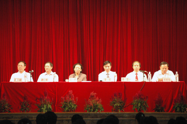 校领导王枬（左三）、梁宏（右三）、唐仁郭（左二）、易忠（右二）出席典礼。