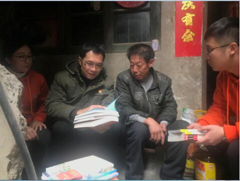 支教团成员与校团委负责人现场.jpg