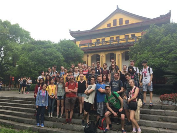 王城校区国学堂前合影