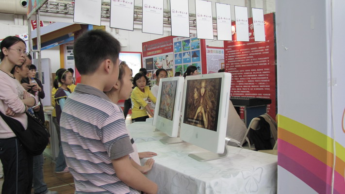 小朋友们在我校展厅驻足、流连
