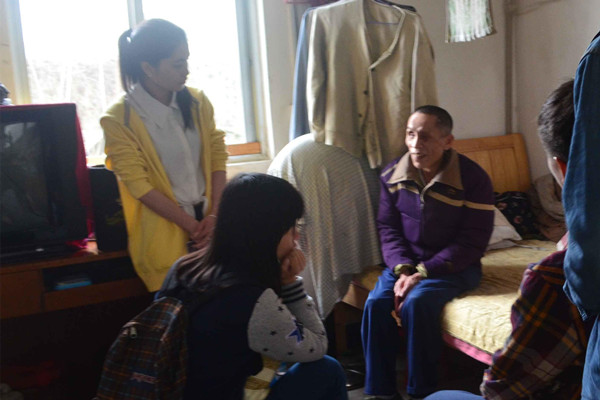 同学们围坐在一起与老人聊天