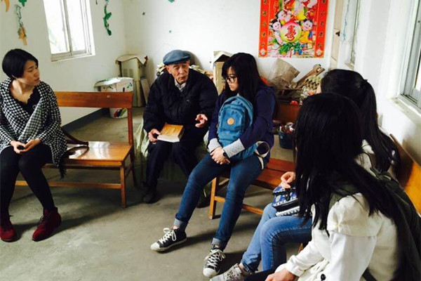 同学们与老人拉家常