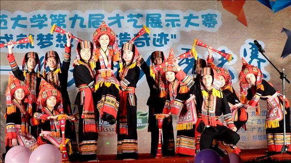 校大学生艺术团表演《蝴蝶歌》（校大学生记者团 罗斯丹 摄）