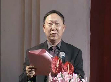 刘健斌副校长做校友工作报告。（周永健　摄）　