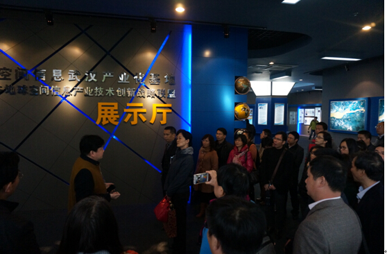 全体学员考察武汉大学科技产业园