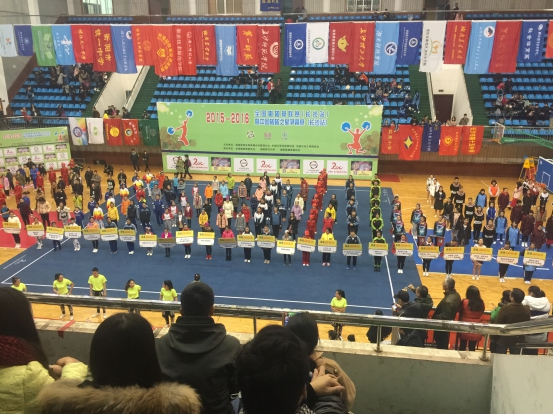 众多参赛队伍等待亮相