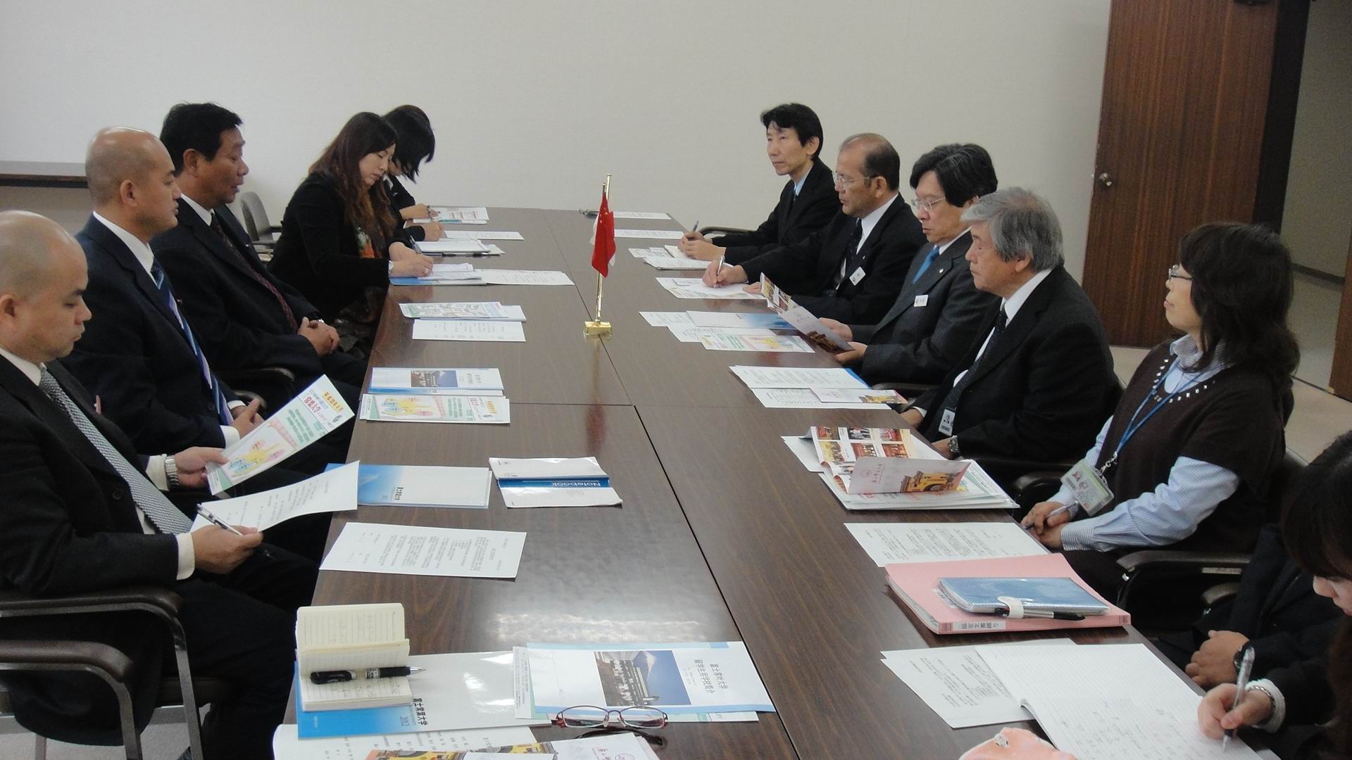 代表团在访问日本常叶大学时与该校代表座谈