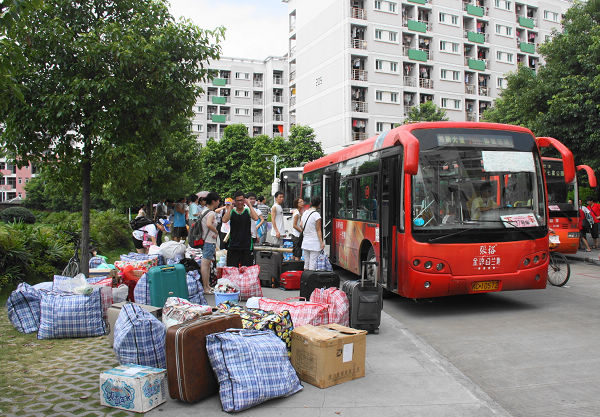 育才校区有秩序的组织搬                    </div></div>
                                <!--新闻内容结束-->

                                <div class=