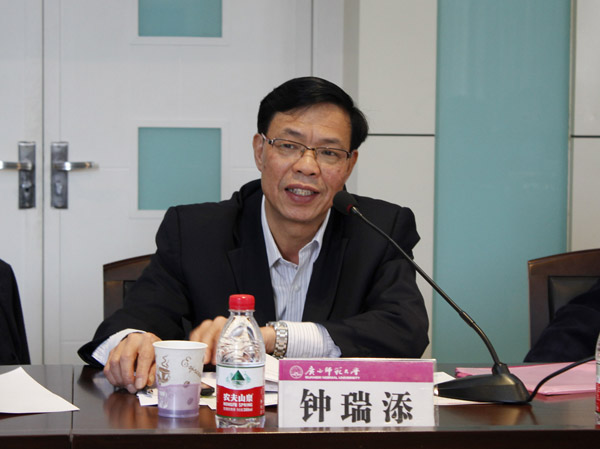 钟瑞添副校长主持会议（大学生记者团 李舒婷 摄）