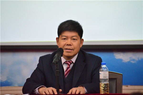 校友梁伟平在做报告