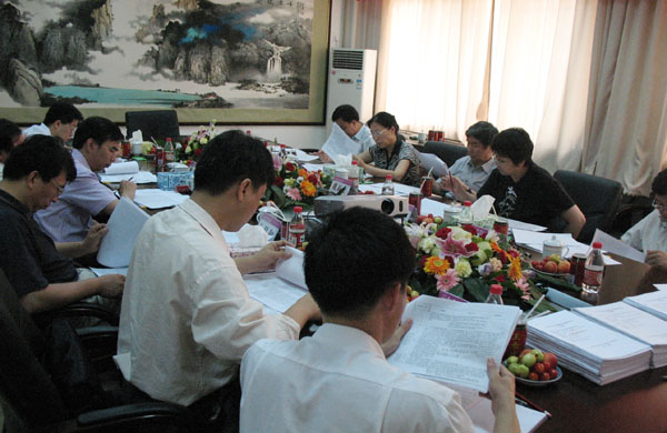 学术委员会委员在评审开放课题。