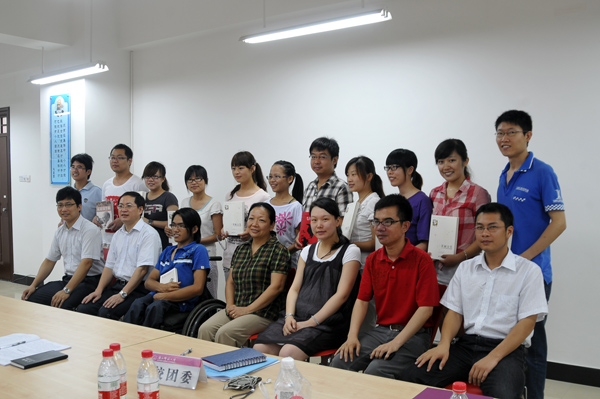 见面会后，王枬书记、唐仁郭副书记与志强社成员合影留念