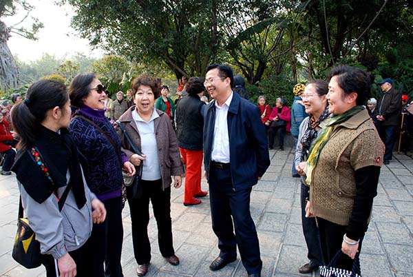 覃卫国副校长与退休女教职工亲切交谈（离退处 李清资 摄）