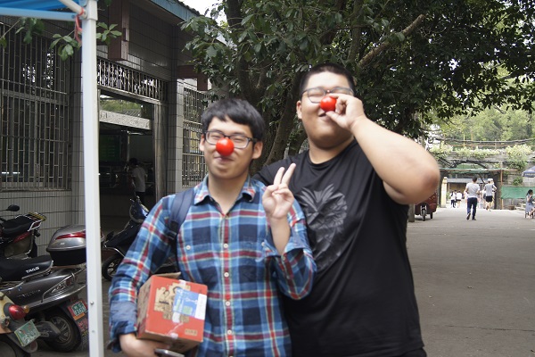 戴上红鼻子来张合照.JPG