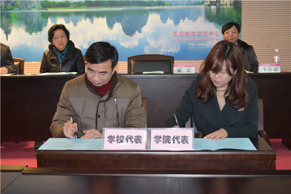 校长梁宏与学院代表签订2014年毕业生就业目标责任书