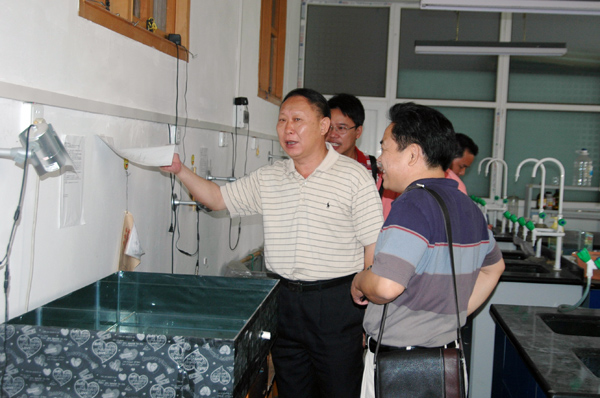 刘健斌副校长实地检查了实验室安全情况。