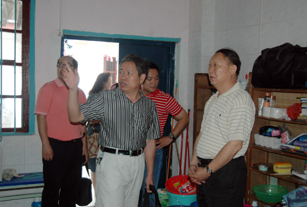 刘健斌副校长到王城校区学生宿舍实地检查。