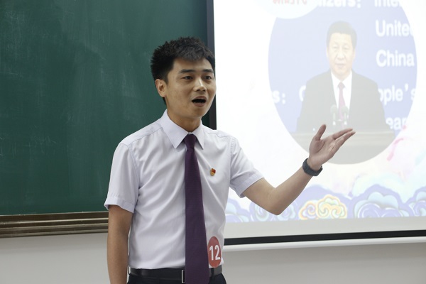 赵剑光结合支教经历，阐述十九大精神.JPG