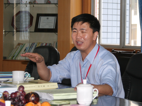 杨景海教授与研究生学院负责人座谈。