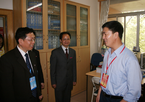 杨景海教授（右一）走访科研处。