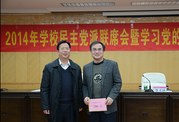 覃卫国副校长为获奖个人代表颁奖