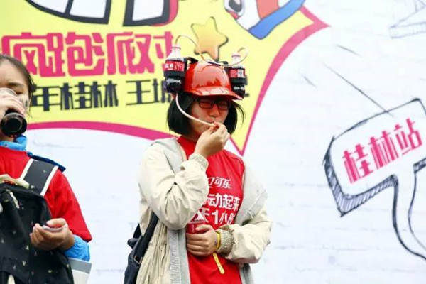 选手们认真完成任务