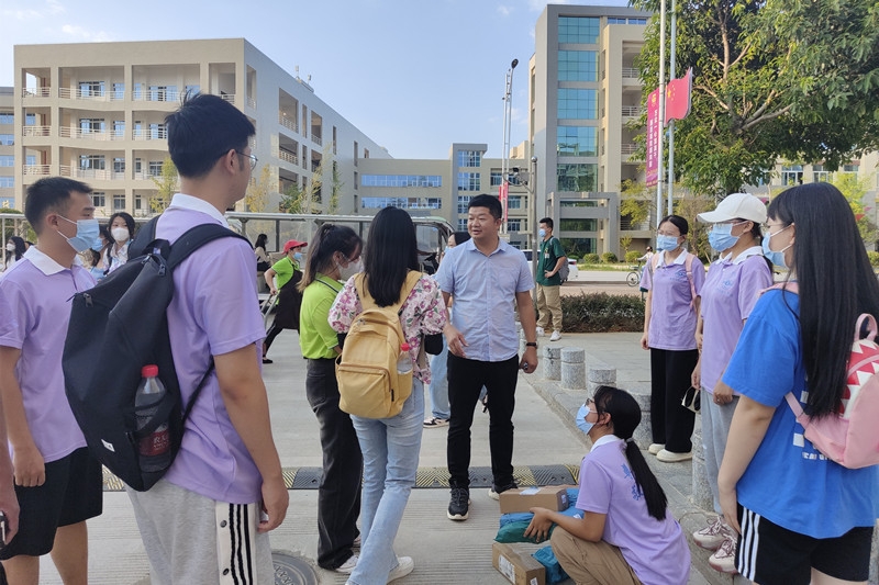 数学与统计学院党员、团员志愿者当起“快递员”，为新生提供配送服务