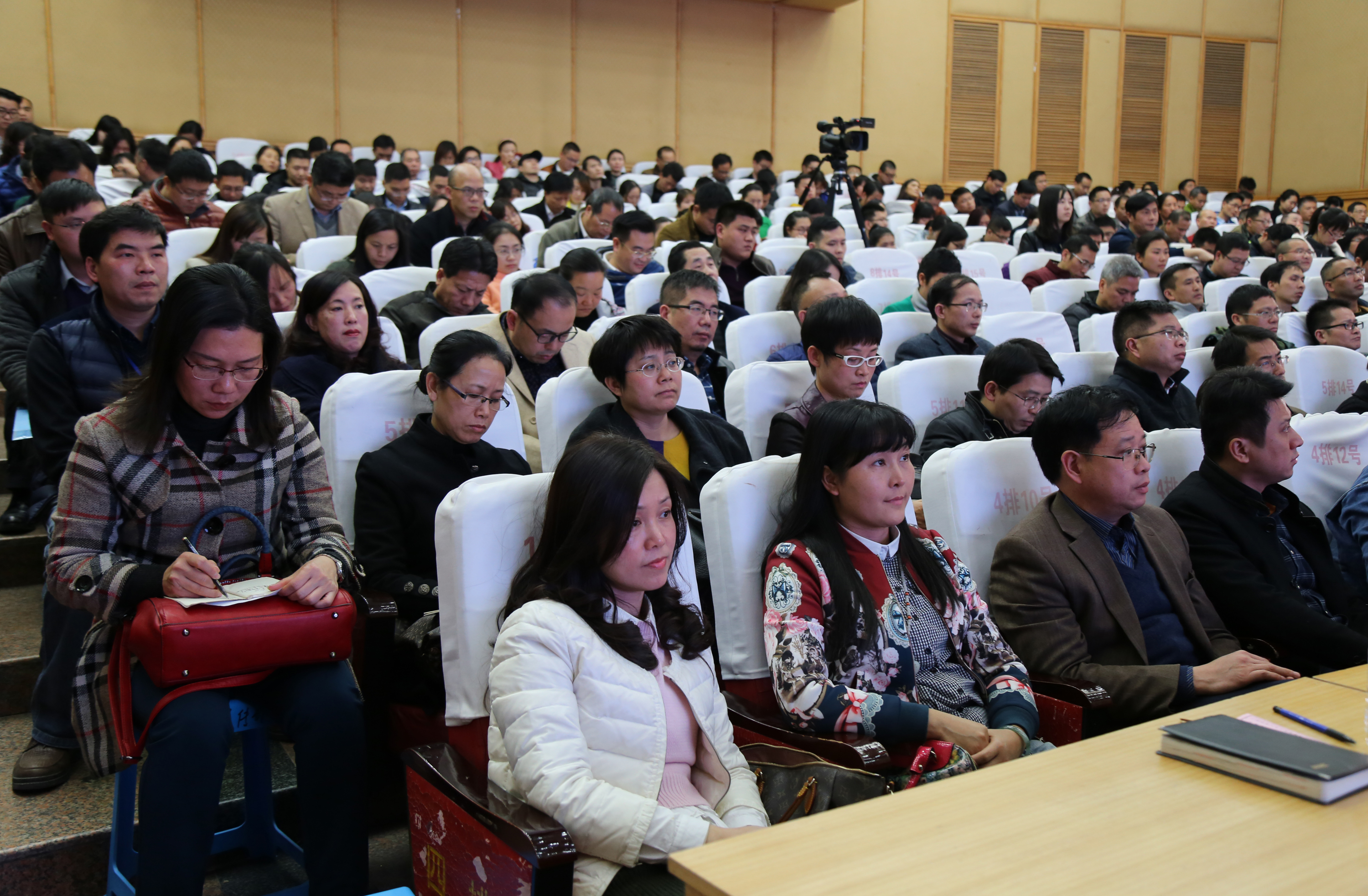 报告会现场30.jpg 报告会现场30.jpg