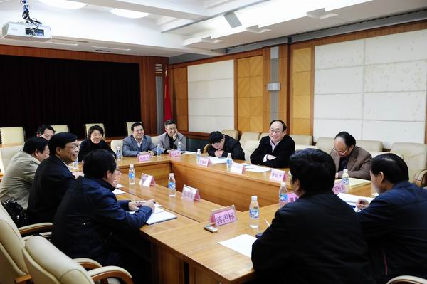 调研组与自治区政府发展研究中心领导座谈