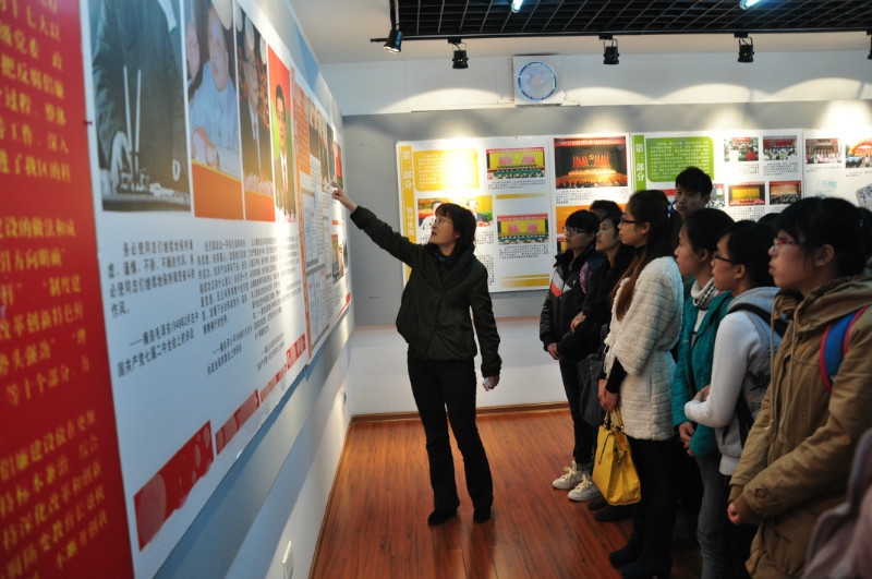 参观学校反腐倡廉建设展览馆