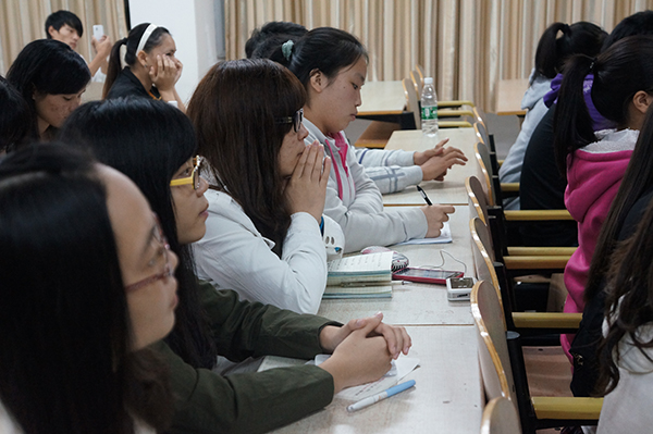 同学们认真观看袁海科个人事迹视频材料