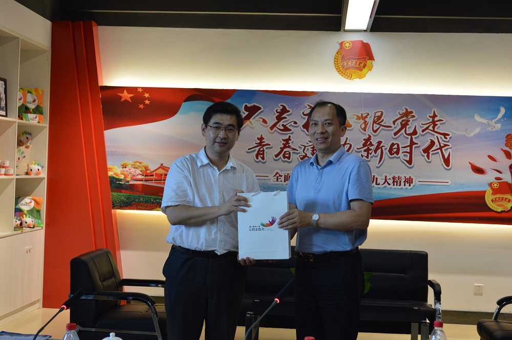 旷永青副书记向廉思副部长赠送青马文化产品2.jpg