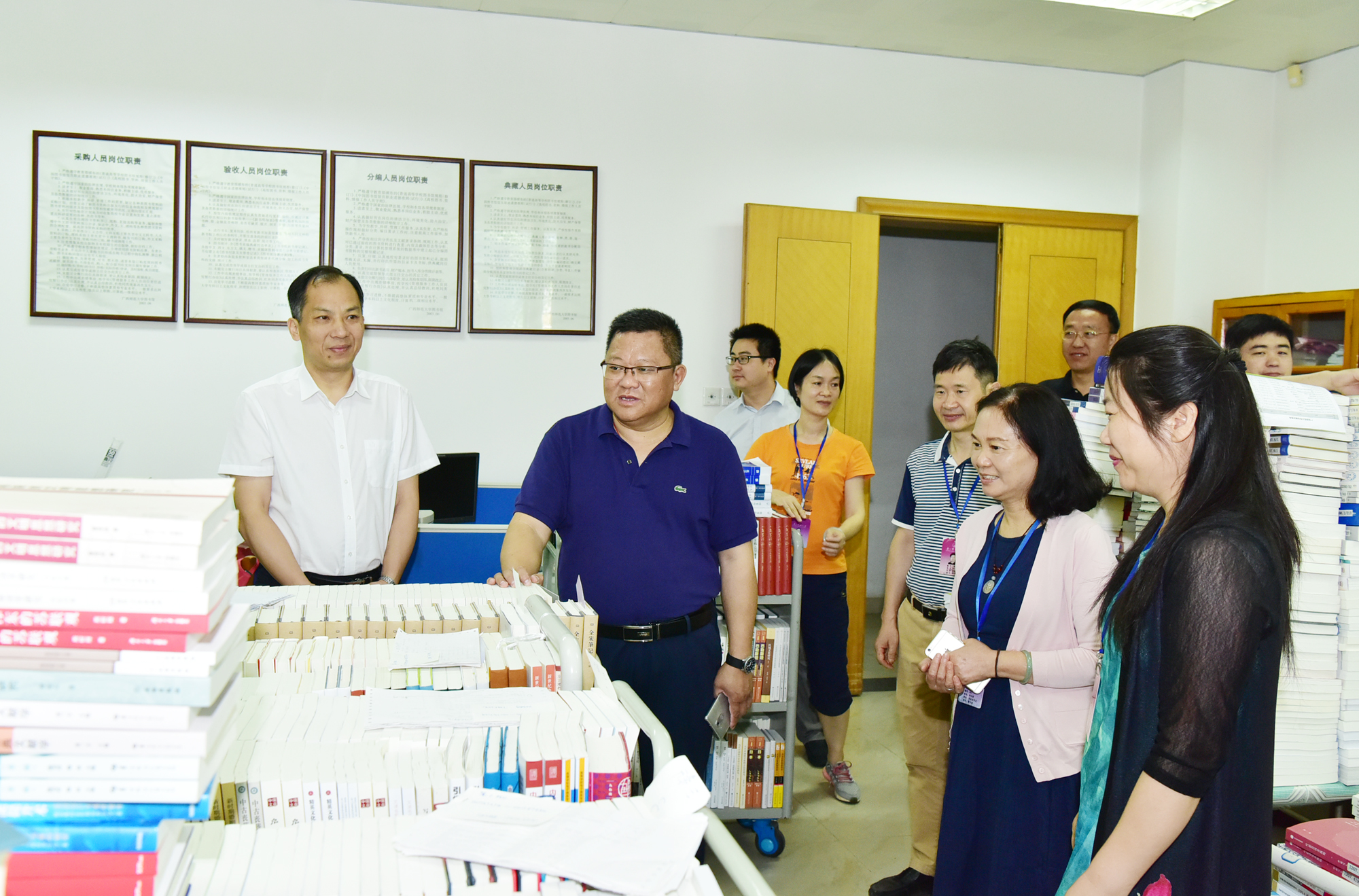 2 参观图书分类库房99.jpg