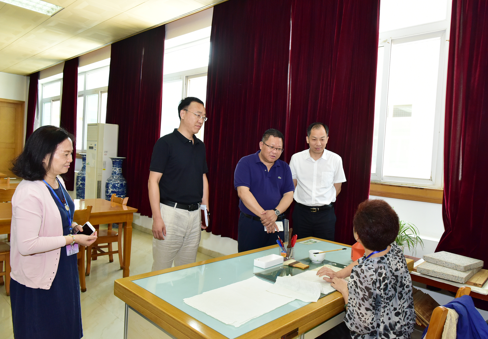 4 与古籍修复老师进行交流9.jpg