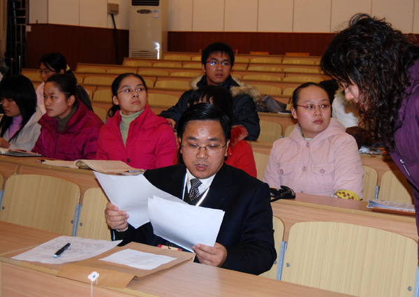 专家组副组长陈时见教授在对学生进行师范生教学技能测试。