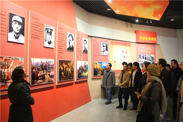 2纪念馆内参观学习_副本.jpg