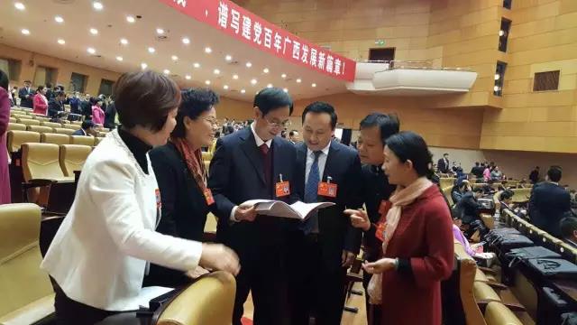 代表们学习讨论.jpg