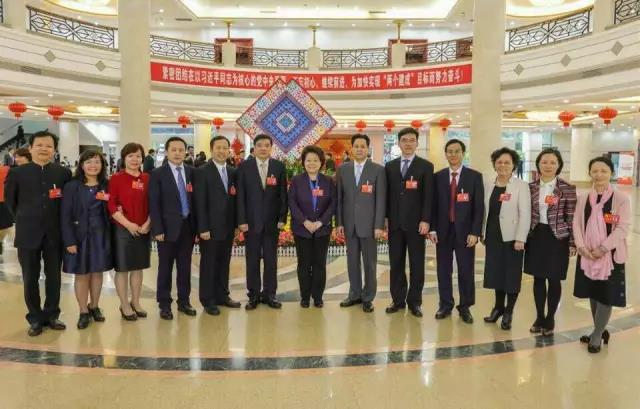 自治区高校工委选举单位推举的13位代表合影.jpg