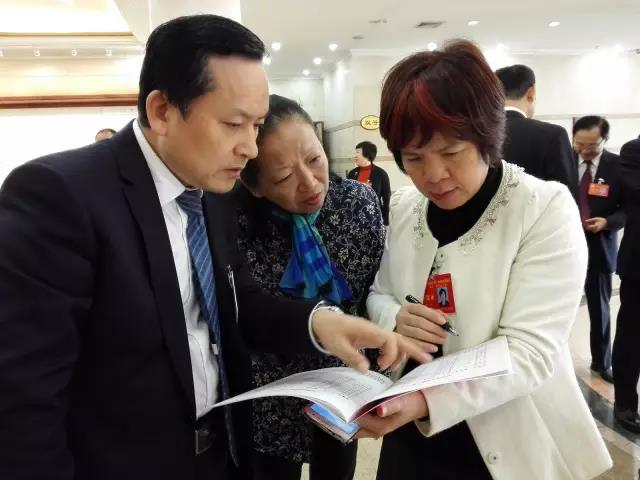 代表们学习讨论２.jpg