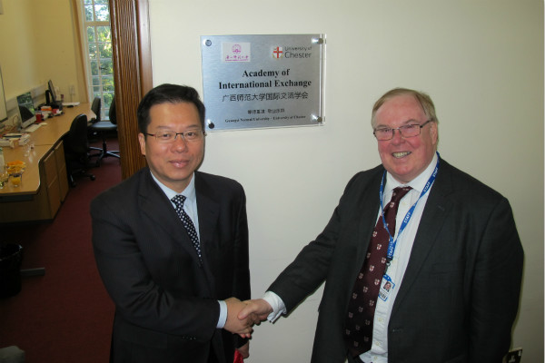 广西师范大学国际交流学会在切斯特大学挂牌_meitu_3.jpg