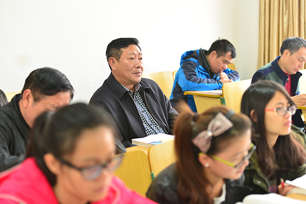 陈洪江副校长在生命科学学院听课(大学生通讯社 宋雅君/摄)