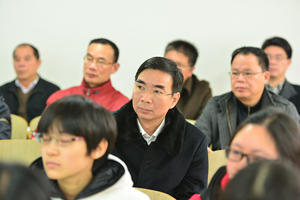 梁宏校长在环境与资源资学院听课(大学生通讯社 陈园园/摄)