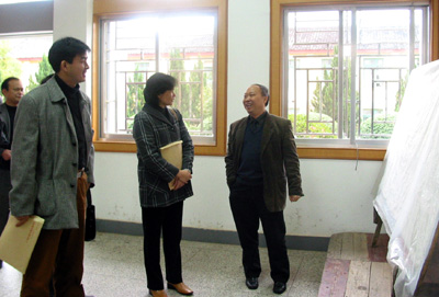 图为校党委副书记阳国亮（右一）带领教育厅检查组参观我校的就业指导中心。
