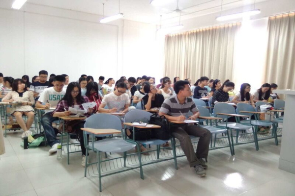 同学们认真学习党课内容