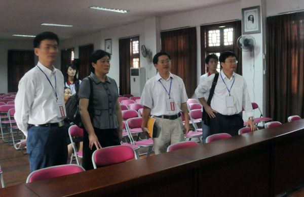 组委会领导在视察艺术表演类（声乐、器乐）节目比赛场地。