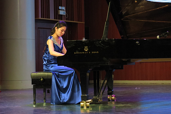 钢琴独奏《热情》(大学生通讯社 陈佳琳/摄)