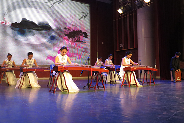 古筝合奏《弥渡山歌》(大学生通讯社 陈佳琳/摄)