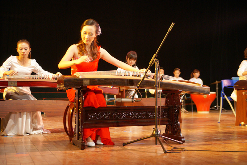 郎娟娟老师（左二）弹奏《打虎上山》
