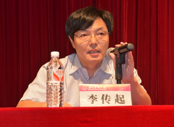 副校长李传起主持研究生班开学典礼