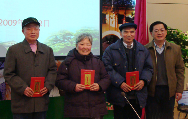 学校党委副书记、关工委主任唐仁郭（右一）与即将离岗的校关工委委员合影。
